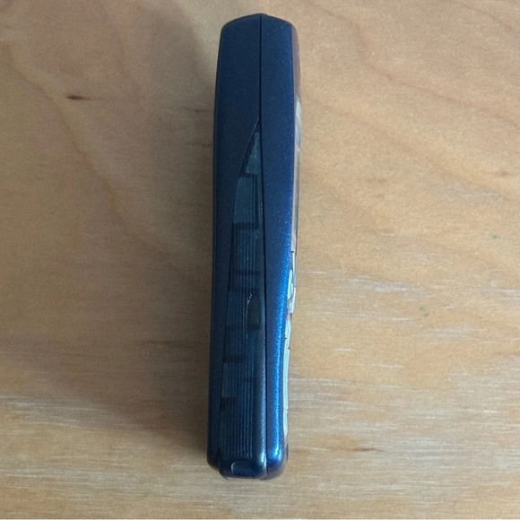 Nokia 3560 Blue and Silver  - untested for parts - Picture 3 of 7